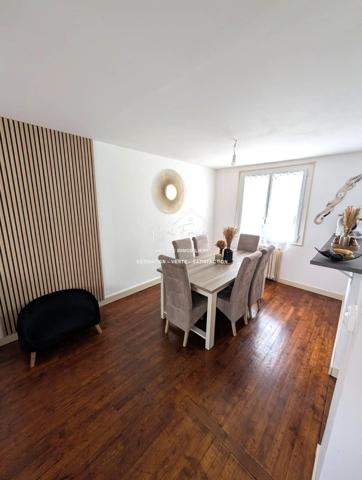 Vue sur l'espace vert et la terrasse arrière