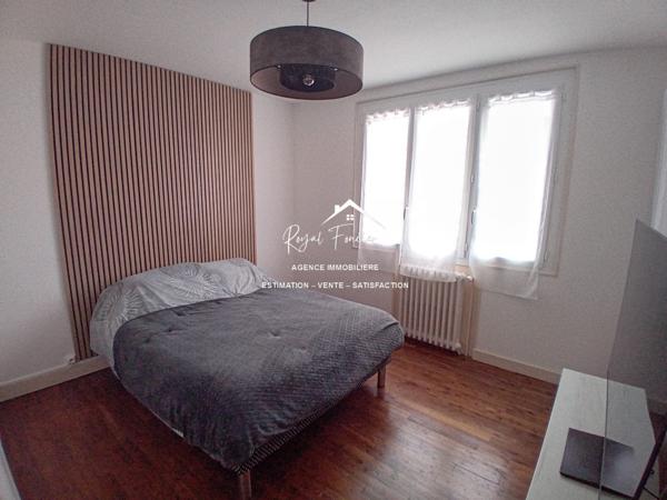 Vue sur l'espace vert et la terrasse arrière