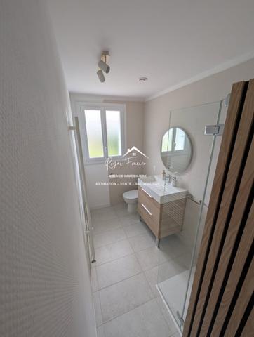 Vue sur l'espace vert et la terrasse arrière