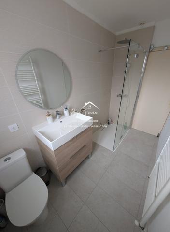 Vue sur l'espace vert et la terrasse arrière