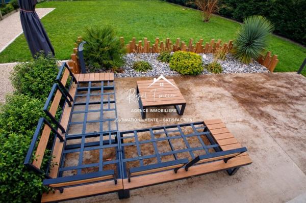 Vue sur l'espace vert et la terrasse arrière