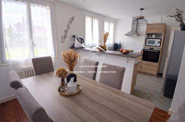 Vue sur l'espace vert et la terrasse arrière