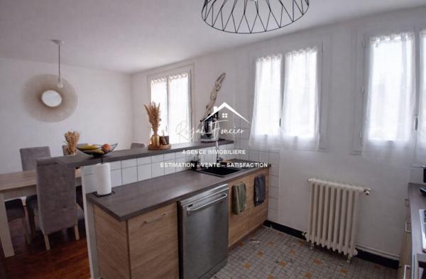 Vue sur l'espace vert et la terrasse arrière