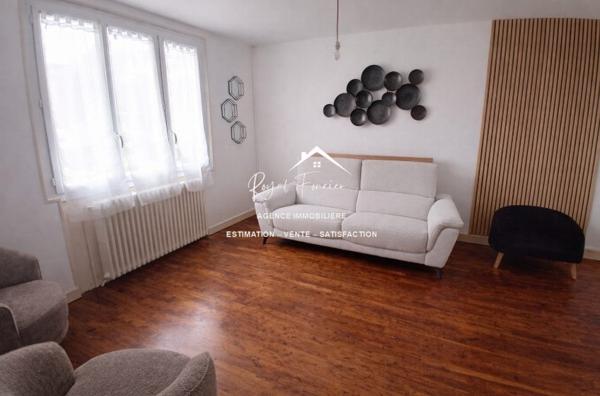 Vue sur l'espace vert et la terrasse arrière