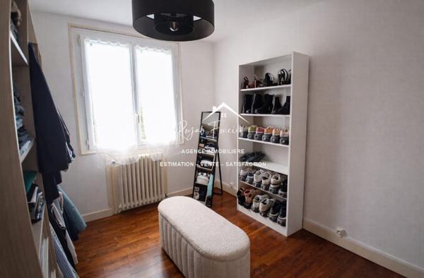 Vue sur l'espace vert et la terrasse arrière