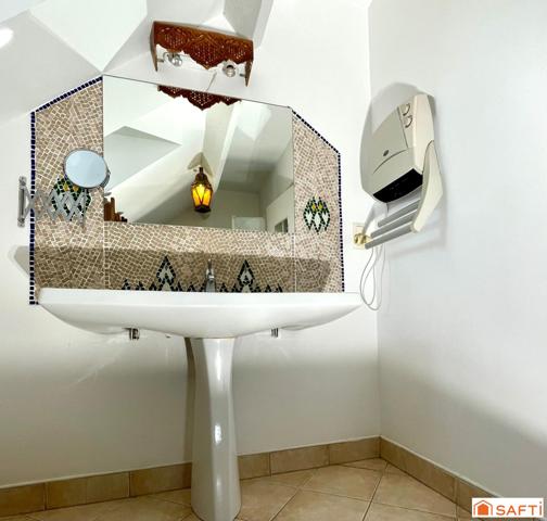 15 ème siècle. 285 m2 + dépendances sur 4036 m2