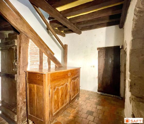 15 ème siècle. 285 m2 + dépendances sur 4036 m2