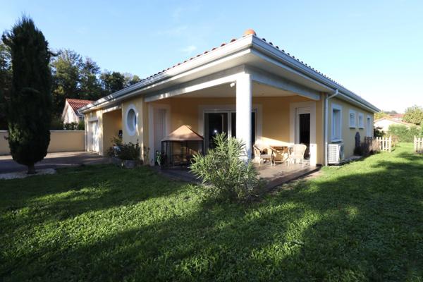 En exclusivité, belle villa de plain pied de 124 m2 habitables construite en 2008, sur terrain clos et joliment aménagé de 880 m2 avec piscine.