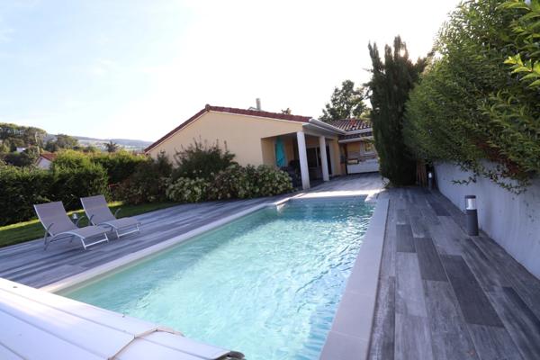 En exclusivité, belle villa de plain pied de 124 m2 habitables construite en 2008, sur terrain clos et joliment aménagé de 880 m2 avec piscine.