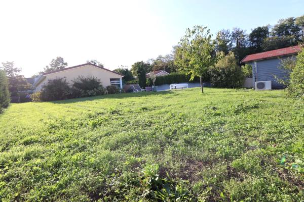 En exclusivité, belle villa de plain pied de 124 m2 habitables construite en 2008, sur terrain clos et joliment aménagé de 880 m2 avec piscine.