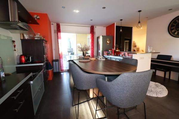 En exclusivité, belle villa de plain pied de 124 m2 habitables construite en 2008, sur terrain clos et joliment aménagé de 880 m2 avec piscine.