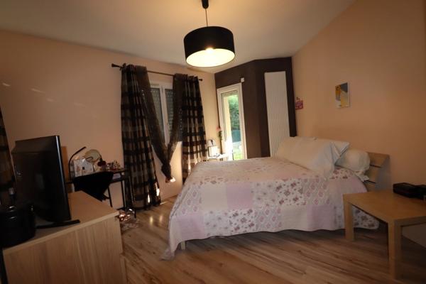 En exclusivité, belle villa de plain pied de 124 m2 habitables construite en 2008, sur terrain clos et joliment aménagé de 880 m2 avec piscine.