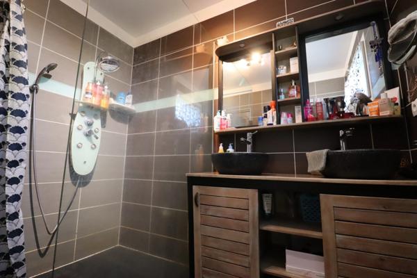 En exclusivité, belle villa de plain pied de 124 m2 habitables construite en 2008, sur terrain clos et joliment aménagé de 880 m2 avec piscine.