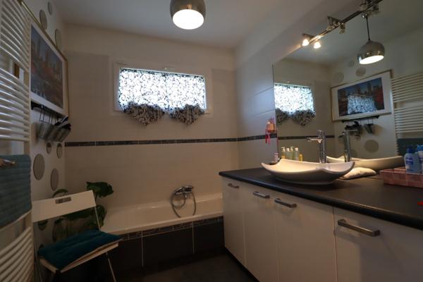 En exclusivité, belle villa de plain pied de 124 m2 habitables construite en 2008, sur terrain clos et joliment aménagé de 880 m2 avec piscine.