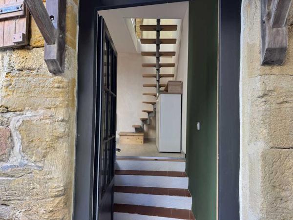 Immeuble - Saint-cyprien Bel Immeuble comprenant 5 logements et un garage au coeur du village