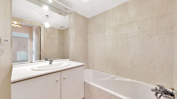 Villeurbanne (69100) VILLEURBANNE RUE MILLON, APPARTEMENT 98 m² en RDJ avec CAVE + GARAGE