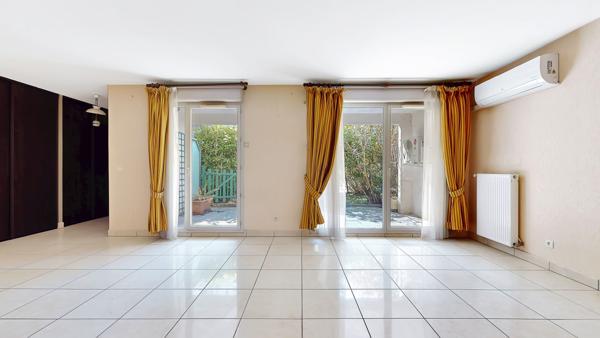 Villeurbanne (69100) VILLEURBANNE RUE MILLON, APPARTEMENT 98 m² en RDJ avec CAVE + GARAGE