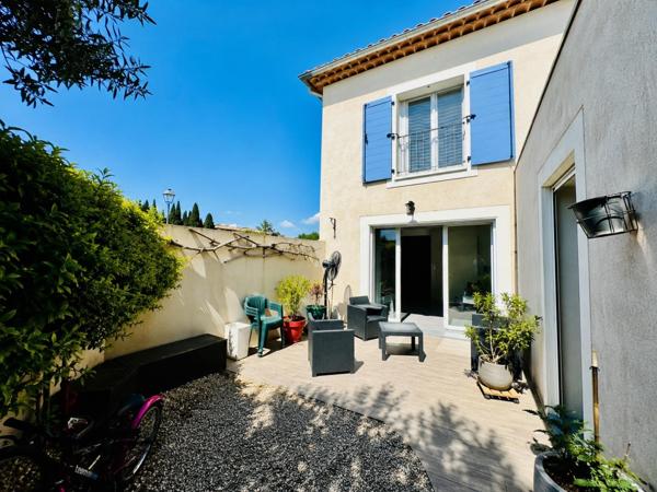 Maison de ville avec extérieur et parking sécurisé