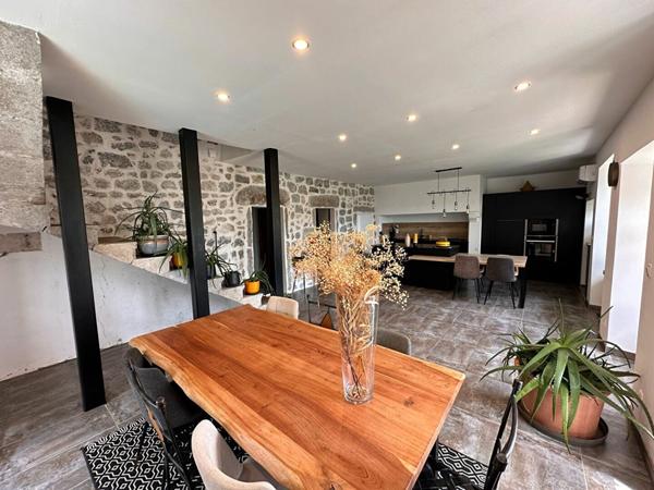 Maison à vendre    5 pièces •  Berrias-et-Casteljau