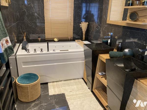 Proche centre ville et mer dans petite copropriété, magnifique appartement avec espaces extérieurs 