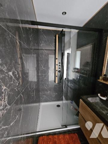 Proche centre ville et mer dans petite copropriété, magnifique appartement avec espaces extérieurs 