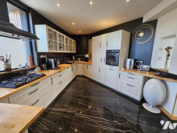 Proche centre ville et mer dans petite copropriété, magnifique appartement avec espaces extérieurs 