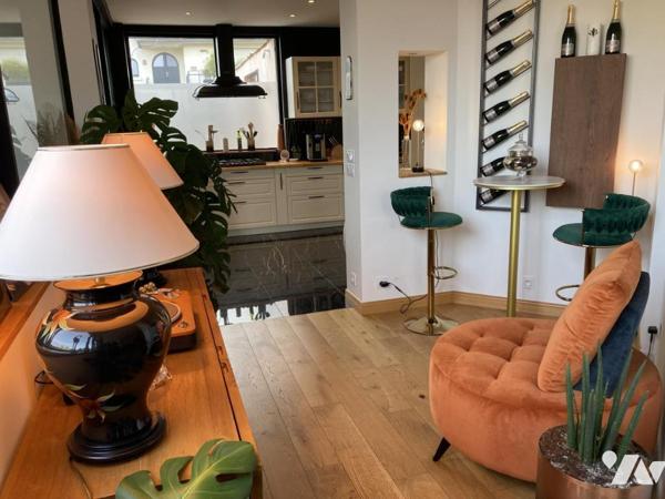 Proche centre ville et mer dans petite copropriété, magnifique appartement avec espaces extérieurs 