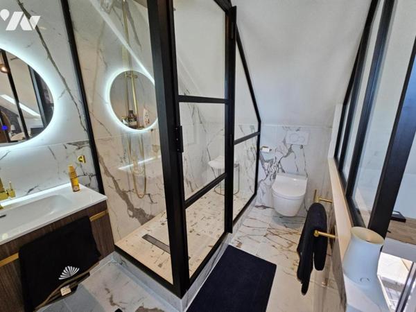 Proche centre ville et mer dans petite copropriété, magnifique appartement avec espaces extérieurs 