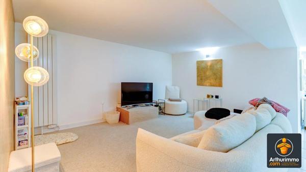 Location                                                      Appartement
                        
                     6 pièces                      160 m2                     à Charly