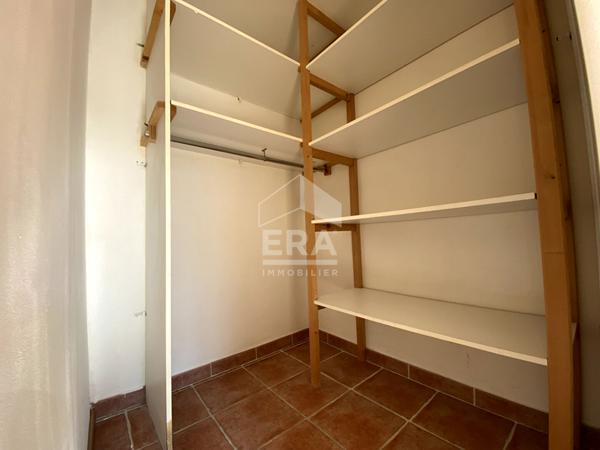 Appartement  a louer Marseille 2 pièces 32 m²  - dressing - dernier étage - exposition SUD -Lumineux - Calme