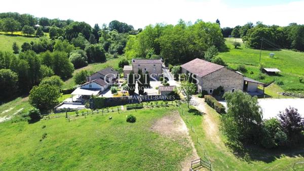 Un domaine rare, entre campagne et village — 14 hectares en un seul tenant
