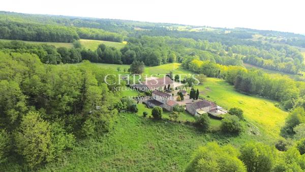 Un domaine rare, entre campagne et village — 14 hectares en un seul tenant