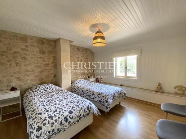 Un domaine rare, entre campagne et village — 14 hectares en un seul tenant