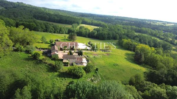 Un domaine rare, entre campagne et village — 14 hectares en un seul tenant