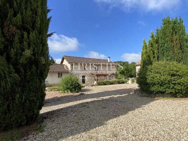 Un domaine rare, entre campagne et village — 14 hectares en un seul tenant