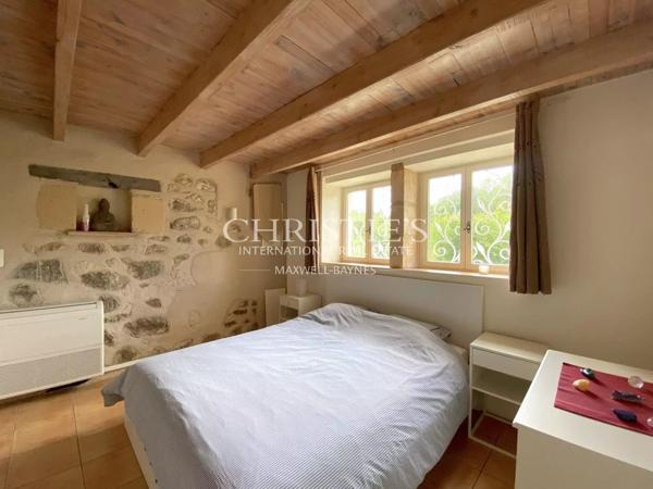 Un domaine rare, entre campagne et village — 14 hectares en un seul tenant