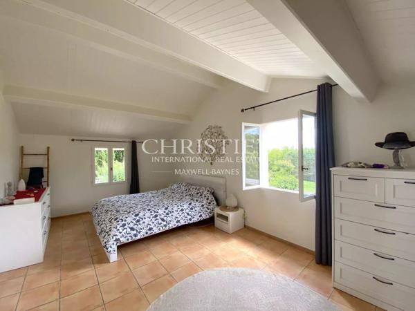 Un domaine rare, entre campagne et village — 14 hectares en un seul tenant