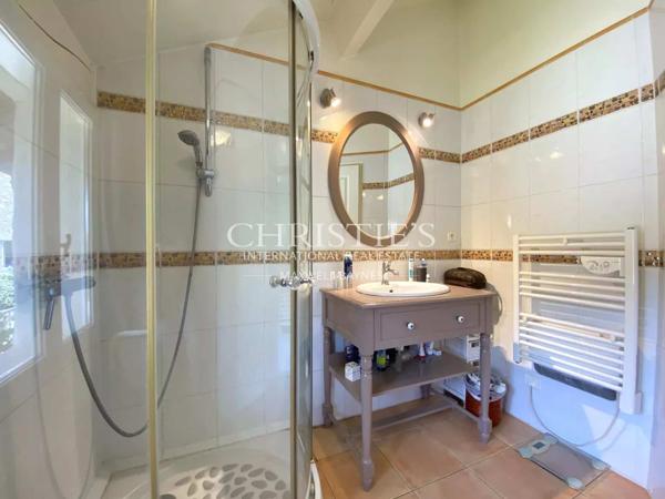 Un domaine rare, entre campagne et village — 14 hectares en un seul tenant