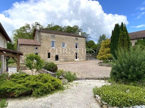 Un domaine rare, entre campagne et village — 14 hectares en un seul tenant