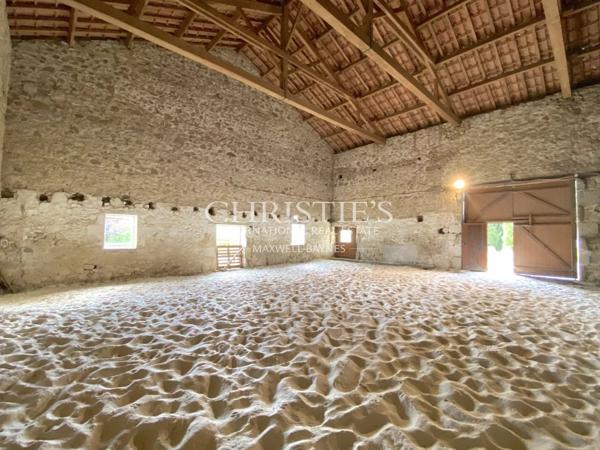 Un domaine rare, entre campagne et village — 14 hectares en un seul tenant