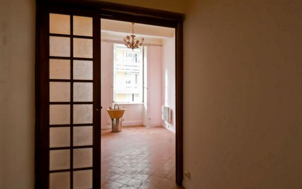 Immeuble à vendre    6 pièces • 160,96 m2 Alès