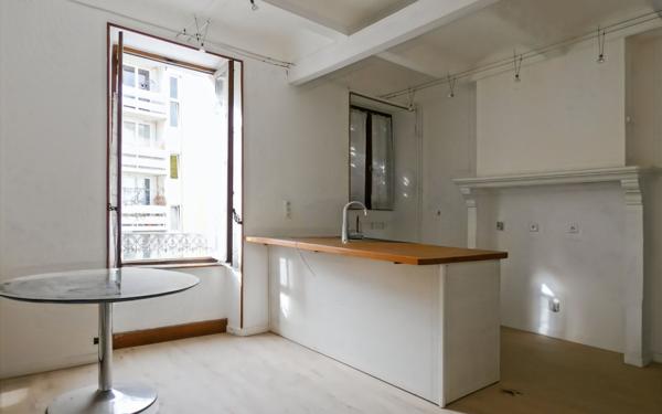 Immeuble à vendre    6 pièces • 160,96 m2 Alès