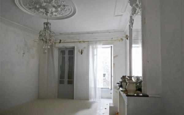 Immeuble à vendre    6 pièces • 160,96 m2 Alès