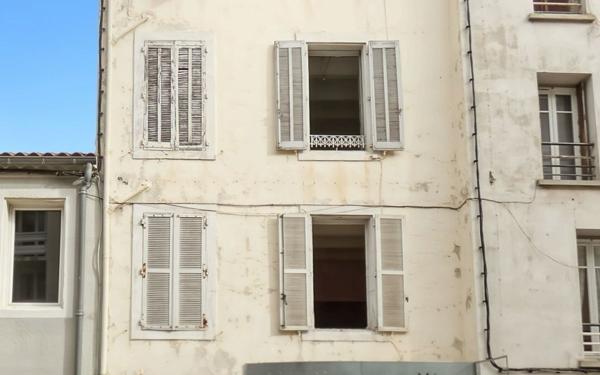 Immeuble à vendre    6 pièces • 160,96 m2 Alès