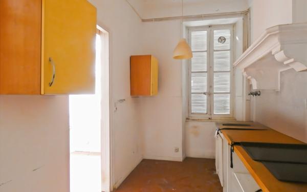 Immeuble à vendre    6 pièces • 160,96 m2 Alès