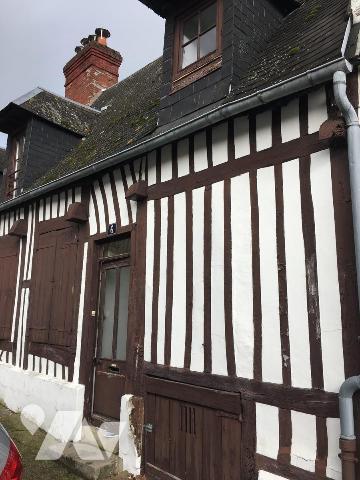 Une maison d'habitation de 55 m² 
comprenant; 
Au rez-de-chaussée ; Entrée, séjour, cuisine, WC...