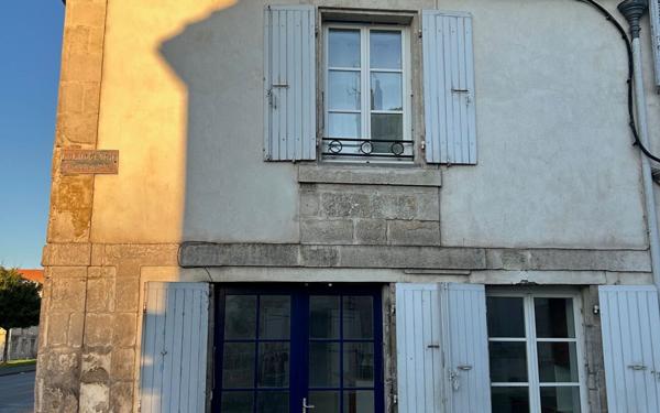 Immeuble à vendre    6 pièces •  Rochefort