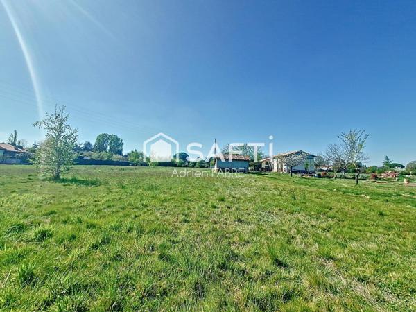 Terrain plat de 704 m² idéalement située à seulement 30 minutes de Toulouse.