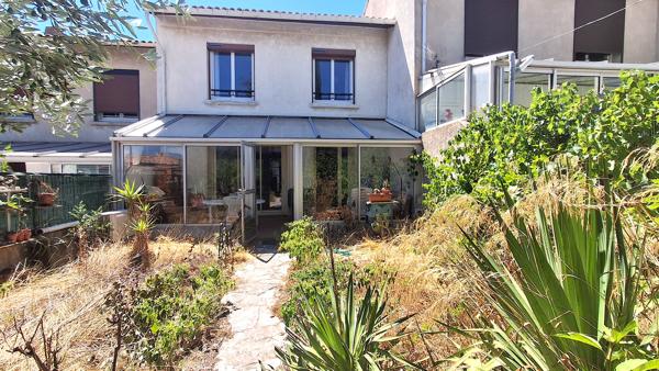 Pavillon type 4/5 Mitoyen + Garage et Grand sous-sol