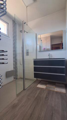 Pavillon type 4/5 Mitoyen + Garage et Grand sous-sol